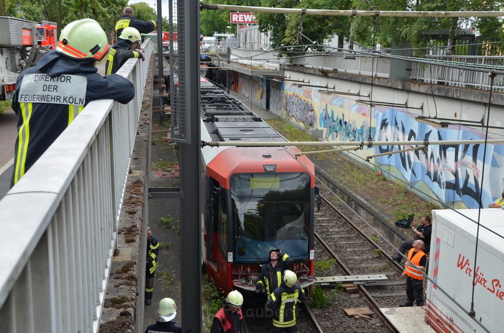 Unfall zwischen zwei KVB Bahnen Koeln Hoehenhaus Im Weidenbruch P244.JPG